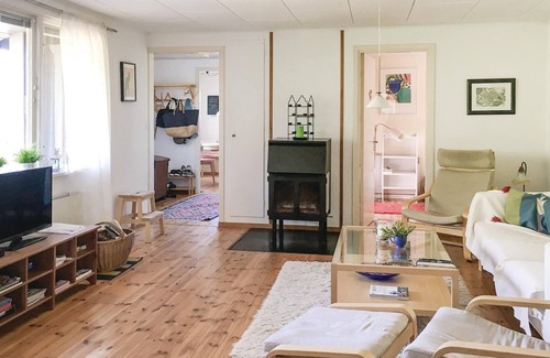 Almhult Municipality House | Cozy cottage in an elevated position by the lake Möckeln in Småland.