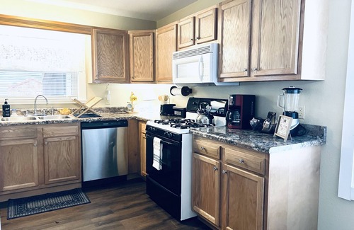 Tennerton House | Cozy Cottage in Perfect Location with Hot Tub!