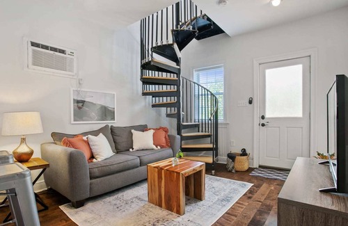 East Riverside House | Cozy Cottage in Quiet Uptown