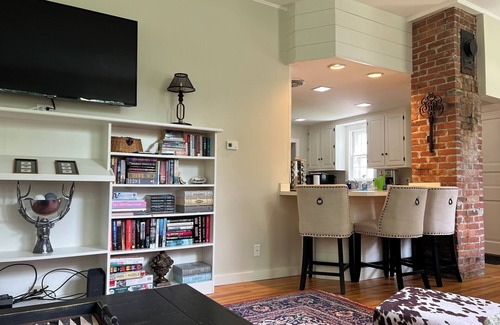 Dorset House | Cozy cottage in the Dorset Hollow. Mountain views, patio & stream. Pet friendly!