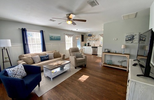 McCutcheon Field Cottage | Cozy Cottage located within minutes of Air Station and Beach - Dogs are Welcome!