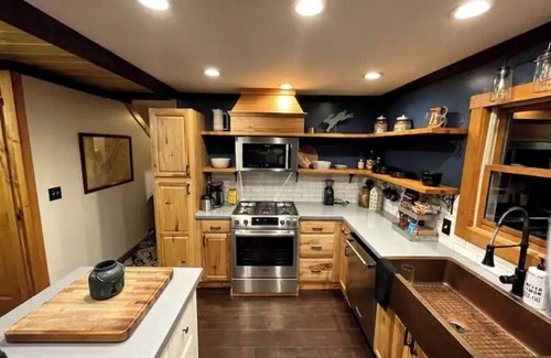 Snowshoe Cabin | Cozy Cottage - Minutes from Snowshoe Ski Resort!
