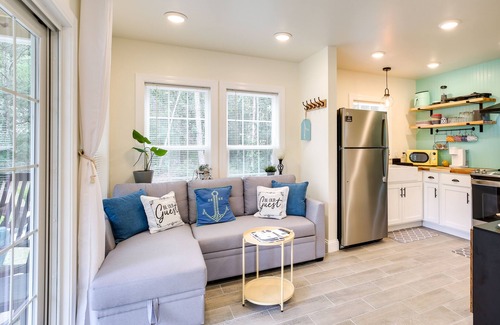 Southport Cottage | Cozy Cottage: Minutes to Downtown Southport!