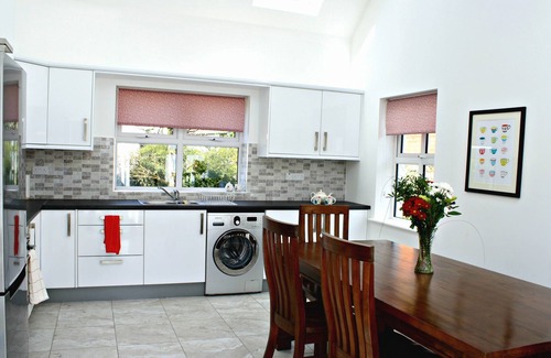 Oughterard House | Cozy cottage near river park in Oughterard