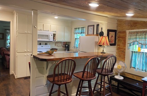 Adairsville Cottage | Cozy Cottage on Creek 1/2 mi. from Barnsley Resort - No Cleaning or Pet Fees