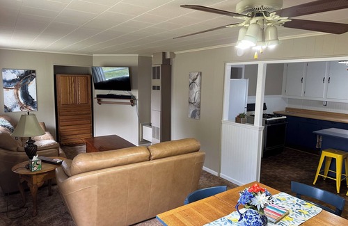Gladstone Cottage | Cozy cottage on Little Bay De Noc minutes away from a public boat launch!