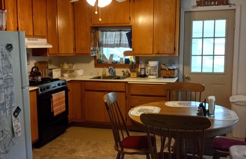 Pymatuning Central Cottage | Cozy cottage across the street from Pymatuning lake