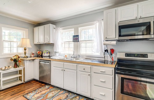 Beaufort Cottage | Cozy Cottage w/Deck, 9 Mi to Downtown Beaufort!