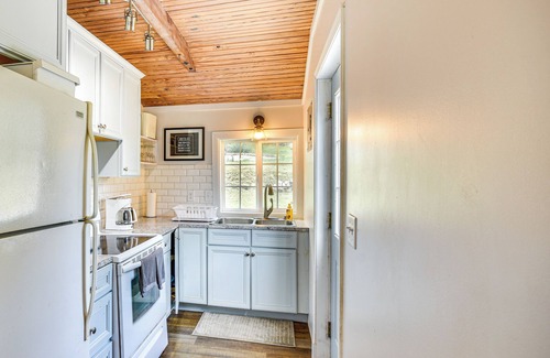 Barnett Cottage | Cozy Cottage w/Deck: Walk to Lake of the Ozarks!