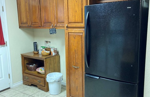 De Leon Cottage | Cozy cottage with 1 bedroom, full kitchen, and WiFi, AC on 60 acres in De Leon.