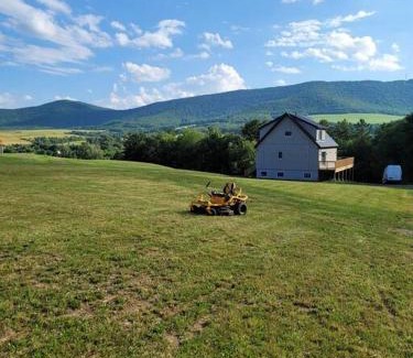 Stamford House | COZY COTTAGE WITH MOUNTAIN VIEW AT LAKEFRONT LOT