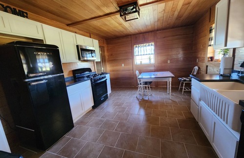 West Union Cabin | Cozy Country Cabin close to West Union!