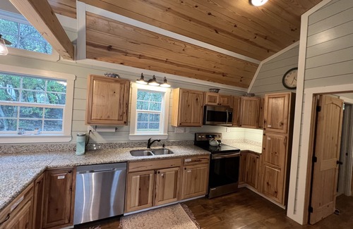 Hamilton Cottage | Cozy Country Cottage; Family RetreatnJust minutes from Circle T