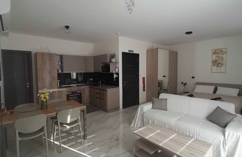 Qawra Apartment | Cozy Couples Apartment in Qawra