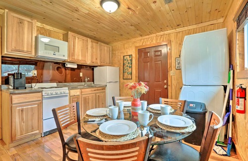 Beattyville Cabin | Cozy Creekside Cabin ~ 24 Mi to Red River!