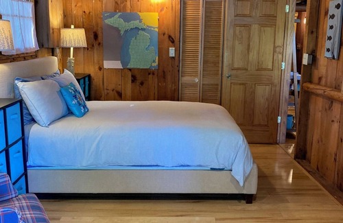 Newaygo Cabin | Cozy Croton Pond Cabin