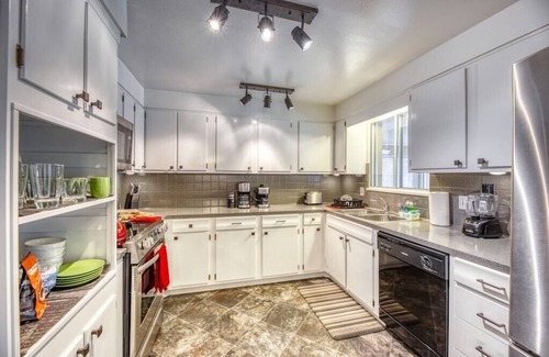 Lakewood Apartment | Cozy Cul-de-Sac Stay | Garage | Kitchen + Sunroom