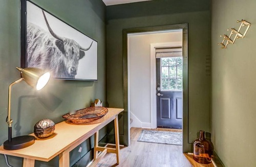 Mountville House | Cozy Dark & Moody Home New Reno 10 mins to Lanc