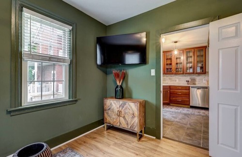 Mountville House | Cozy Dark & Moody Home, New Reno, 10 mins to Lanc!