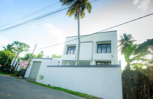 Dammakusala Mawatha House | Cozy Deluxe Room Near Ambalangoda Beach