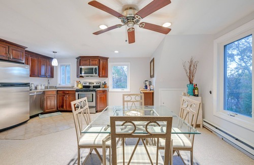 Dix Hills Apartment | Cozy Dix Hills Apt w/Deck ~ 7 Mi to Beach!