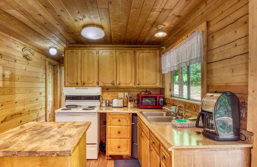 Leavenworth Cabin | Cozy, dog-friendly cabin w/a great deck, partial lake views, & beach access