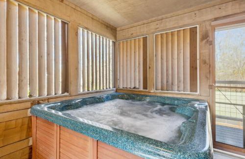 Sevierville House | Cozy Dog Friendly Lovey Bear Cabin with Hot Tub Fireplace Across from Soaky Mountain Water Park