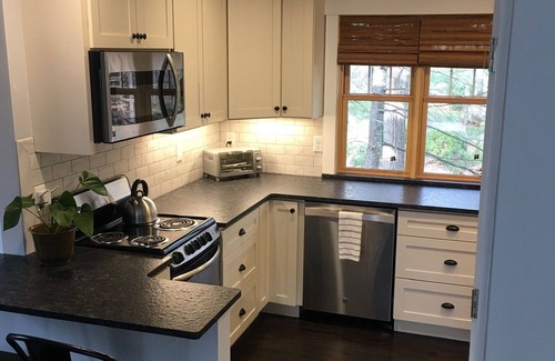 Kenilworth Apartment | Cozy, dog Friendly Studio Apartment