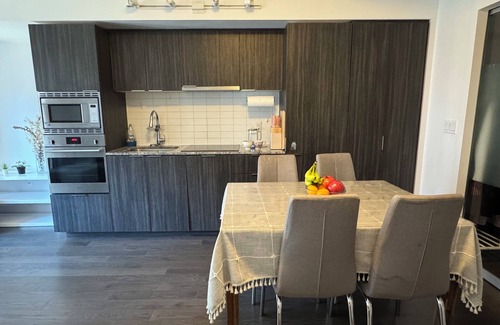 Bay Cloverhill Condo | Cozy Downtown Escape: Near Subway, UofT, Financial Districts.