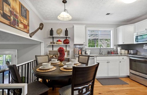 Roswell House | Cozy Downtown Roswell Home
