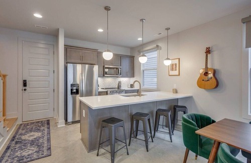 Greenwood House | Cozy East Nashville Retreats for 20