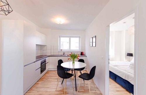 Weißgerber Apartment | ★Cozy & Elegant★ | Near Danube, ♛King Bed, Balcony