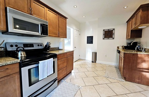 Butztown House | 🏡Cozy Escape, Firepit 🔥Games & Trail 2BR Family Stay – 15% Off Midweek!