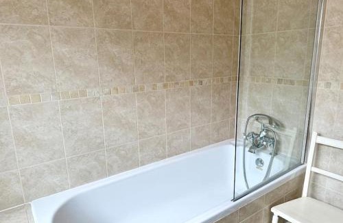 South Twickenham Apartment | Cozy Family Flat in Twickenham