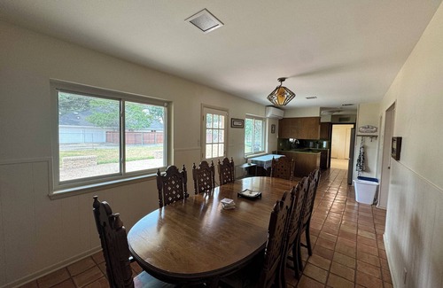 Medical Center District House | Cozy, Family Friendly Home near Sea World, Fiesta Tx, Med Ctr & BMT.