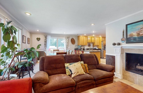 Lakewood House | Cozy family-friendly house with a dedicated workspace and gas grill