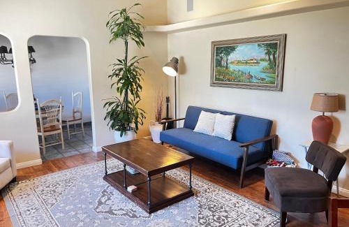 Santa Susana House | Cozy Family Hideaway, sleeps 8, 4 tv's yard, shops