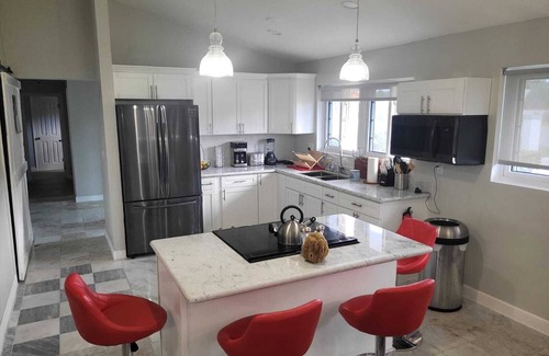 Bahamas Terrace House | Cozy family home 10 minutes walk to the beach. Keyless entry. Security cameras.