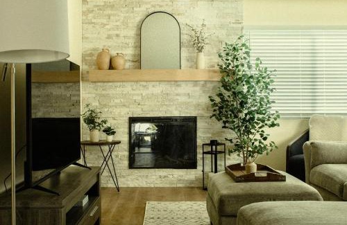 Placentia House | Cozy Family Home - 20 Mins from Disneyland