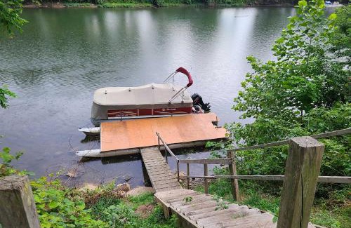 Springfield House | Cozy Family Home with Kayaks, Dock and Fire Pit!