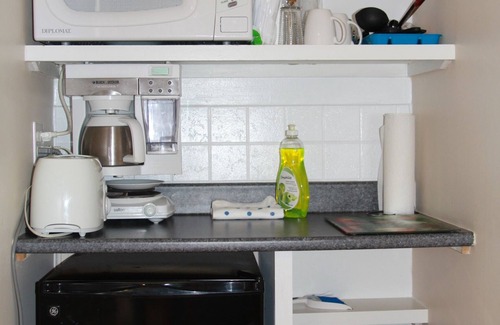 Lambton Shores Cabin | Cozy family Pine, 4 min Walk to Beach, Cabin sleep 5 with Kitchenette