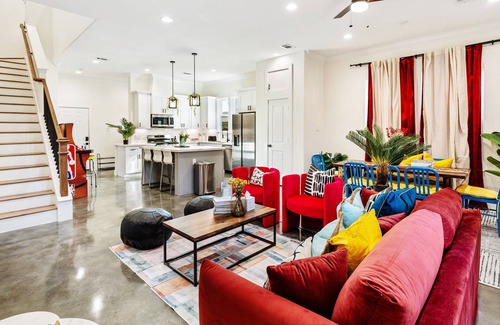 Greater Third Ward House | Cozy Family Retreat | Hot Tub, Arcade, Fire Pit