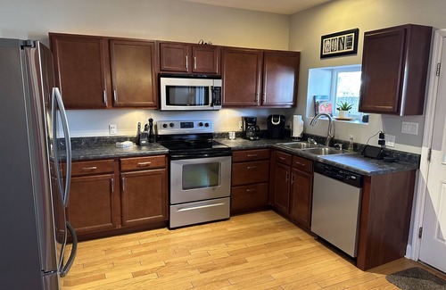 Tower Grove South House | ☆ Cozy Family Retreat ☆ Hot Tub ☆ Fireplace ☆ Tower Grove ☆ Close to Downtown!