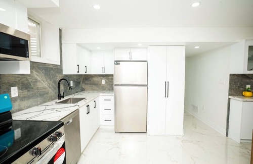 Richmond Hill House | Cozy family room in middle of Richmond Hill.