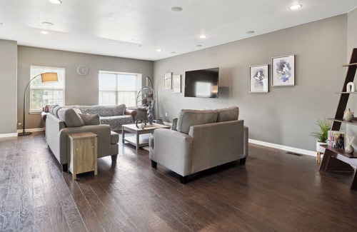 Newark House | Cozy family size Lakeview home, 6 mins drive to University of Delaware