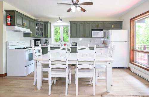 Kearney Cottage | Cozy Family-Sized Cottage in Kearney - Hot Tub & Sauna 3 Min walk to Perry Lake