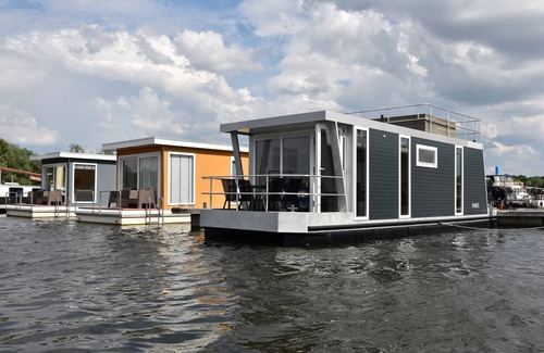 Heugum Boat Rental | Cozy floating Boatlodge (2 bedrooms, 4 persons), Maastricht.