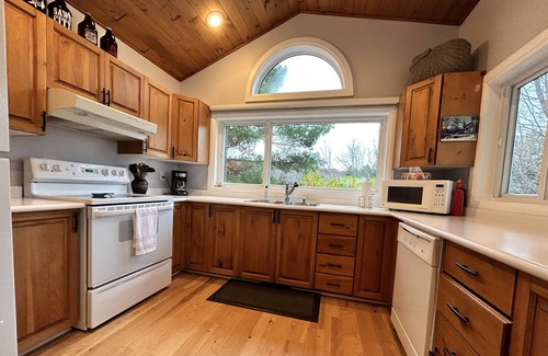 Muskoka Lakes Cottage | Cozy Four Season Cottage on Brandy Lake