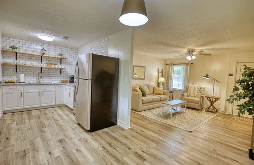 Covington House | Cozy French Cottage 1/2 mi from Covington Square