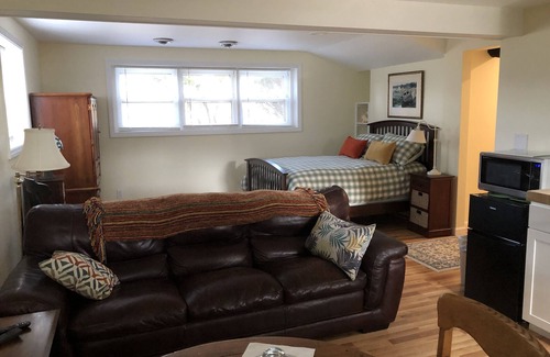 Guilford House | Cozy Garden Apartment Along Guilford’s Shoreline